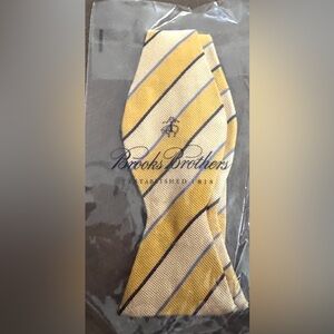 NWT NIB NEW Brooks Brothers Yellow Blue White Bias Stripes Silk Bow Tie Adjust